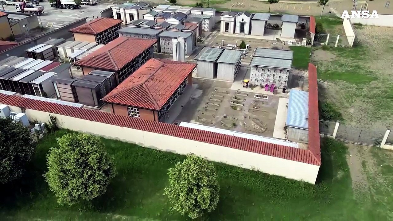 Un mese fa l'alluvione in Emilia-Romagna, tombe ricoperte dal fango