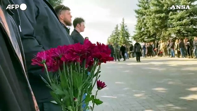 Mosca, in centinaia al funerale del blogger russo Tatarsky