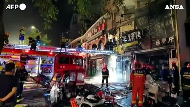 Cina, esplosione in un ristorante: almeno 31 morti