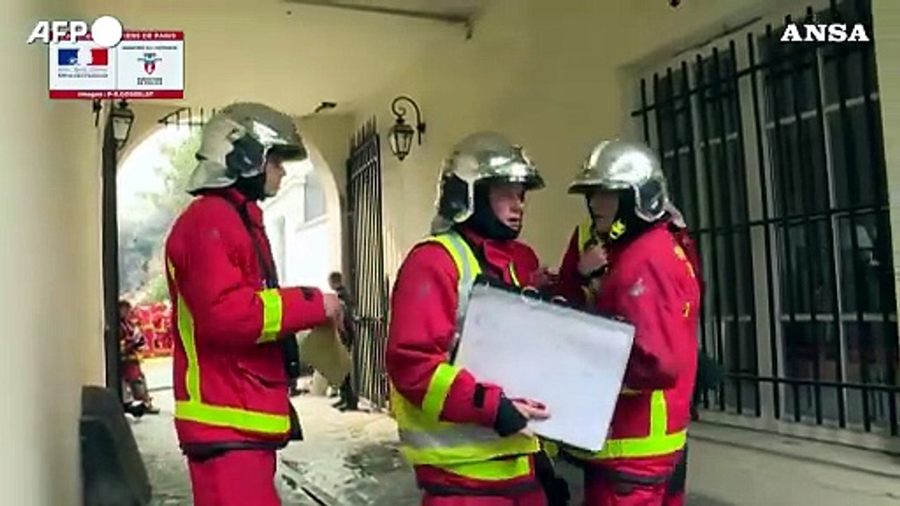 Esplosione a Parigi, i vigili del fuoco scavano fra le macerie