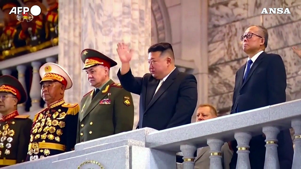Corea del Nord, alla parata mostrati nuovi droni e missili