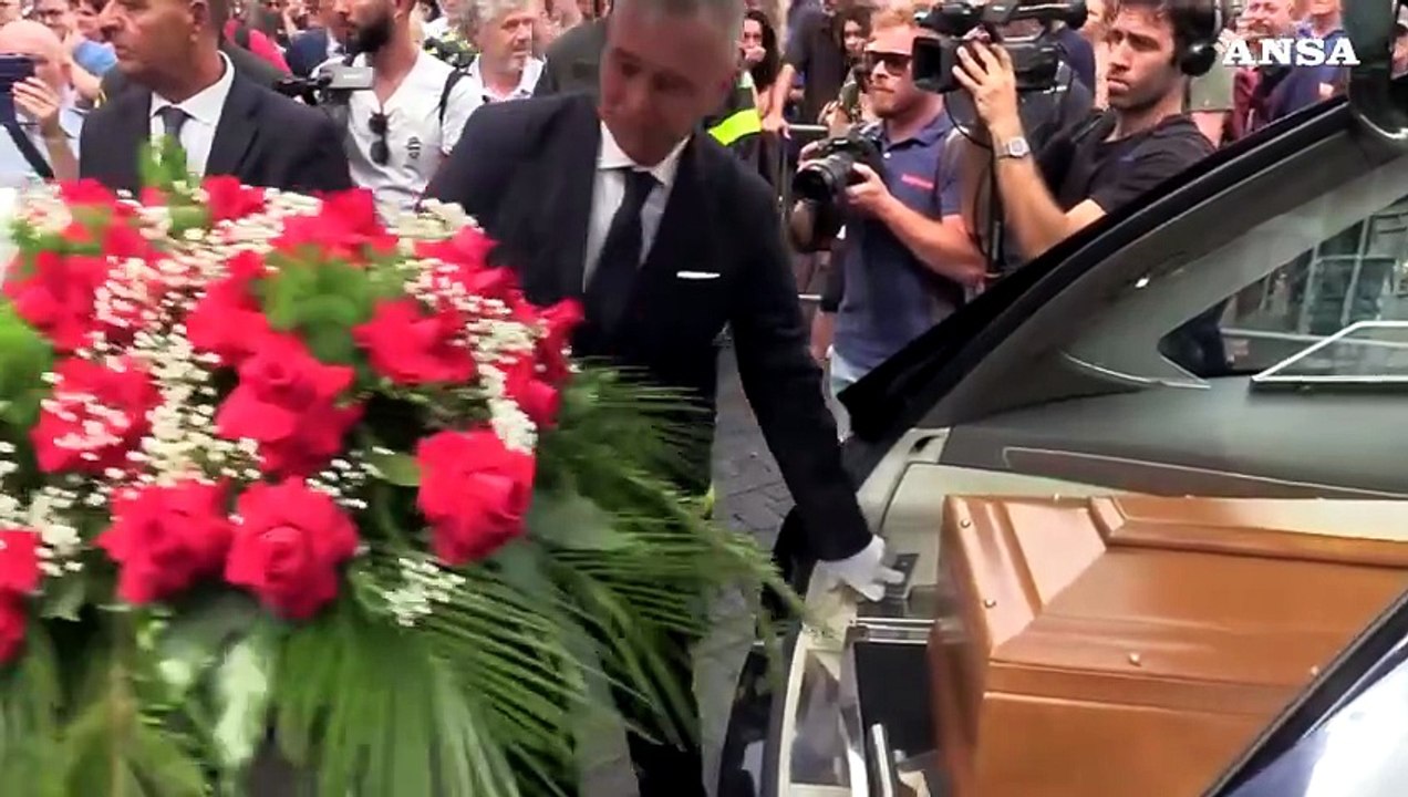 Purgatori, l'uscita del feretro dalla Chiesa degli Artisti al termine del funerale