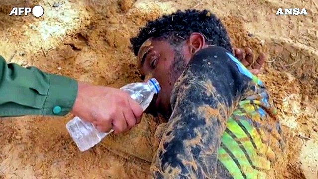 Migranti vagano sfiniti nel deserto tra Tunisia e Libia