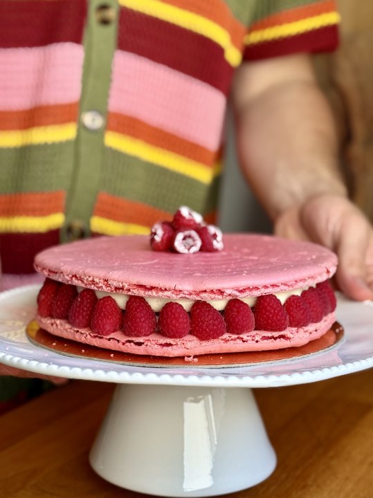 Mon Macaron Géant Vanille Framboise | Cours de Pâtisserie Tous Niveaux à Paris