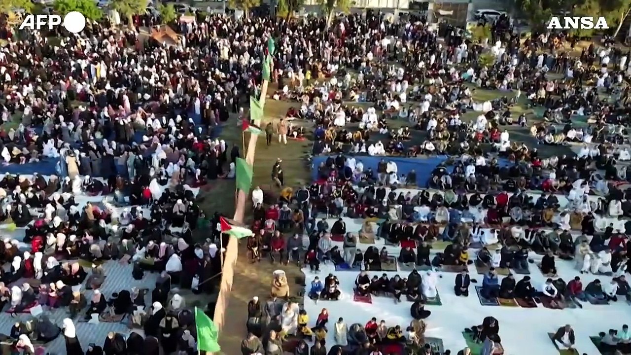 Migliaia di palestinesi in piazza a Gaza per la preghiera di fine Ramadan