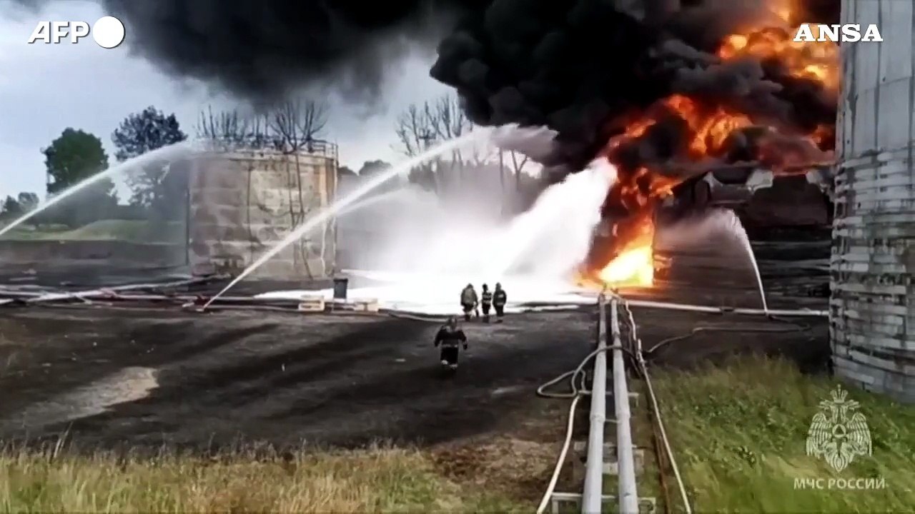 Russia, serbatoio di carburante in fiamme a Voronezh durante l'ammutinamento di Wagner