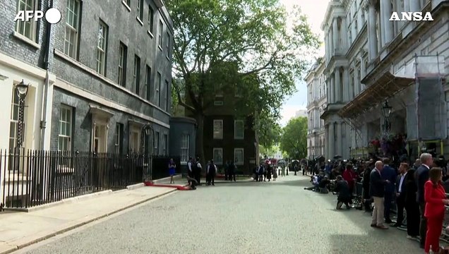 Londra, il gatto Larry attende Biden sul tappeto rosso di Downing Street