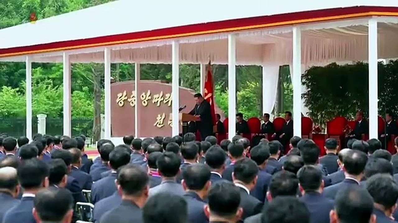 Estimado camarada Kim Jong Un realiza visita de felicitação à Escola Central de Quadros do Partido do Trabalho da Coreia.