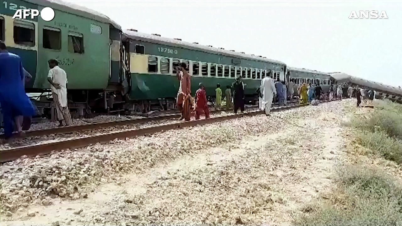 Deraglia un treno in Pakistan, almeno 20 vittime e numerosi feriti