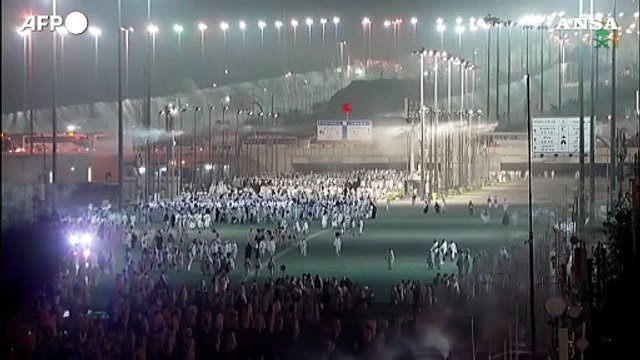 La Mecca, pellegrini musulmani salgono sul Monte Arafat per il culmine dell'hajj