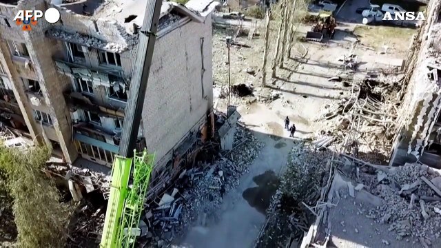 Ucraina, soccorritori al lavoro dopo l'attacco russo a Pokrovsk