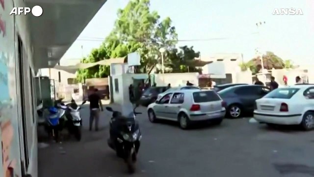 Cisgiordania, palestinesi lanciano pietre contro veicoli militari israeliani