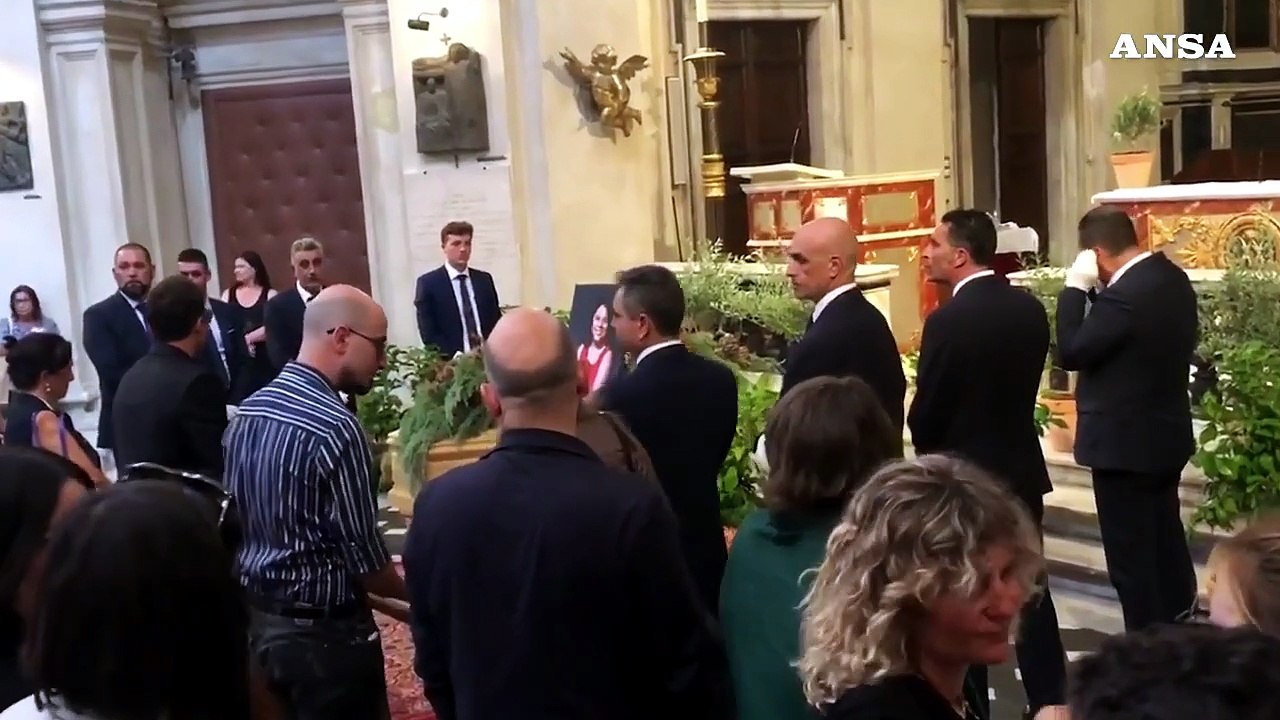 Schlein e Saviano in chiesa degli Artisti per l'ultimo saluto a Michela Murgia