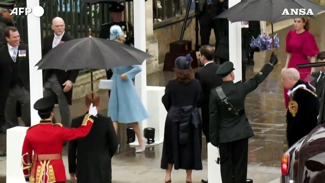 Incoronazione Carlo III, l'arrivo del principe Harry a Westminster