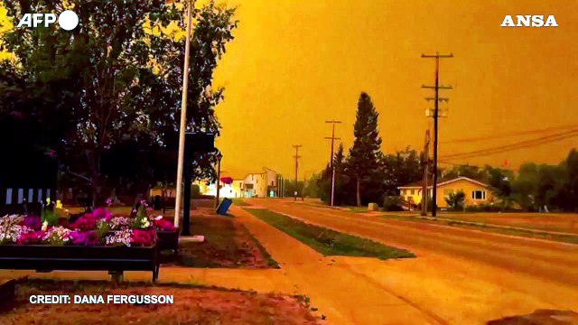 Incendi in Canada, il cielo si colora di rosso a Fort Smith