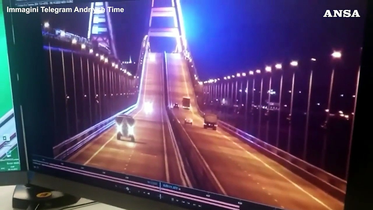 Incendio sul ponte fra Crimea e Russia, Putin ordina un'inchiesta