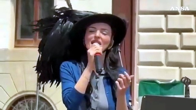 Festa del 2 giugno: Arisa intona l'Inno di Mameli con cappello da bersagliera e Tricolore