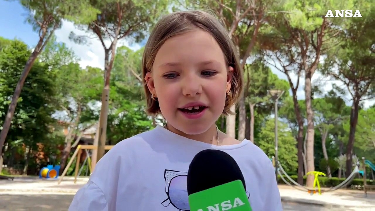 Il dono di Zlata, taglia e vende i suoi capelli per i militari ucraini