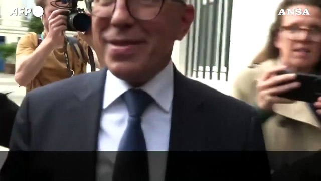 Elezioni Francia, Ciotti si affaccia alla finestra della sede del Partito Repubblicano