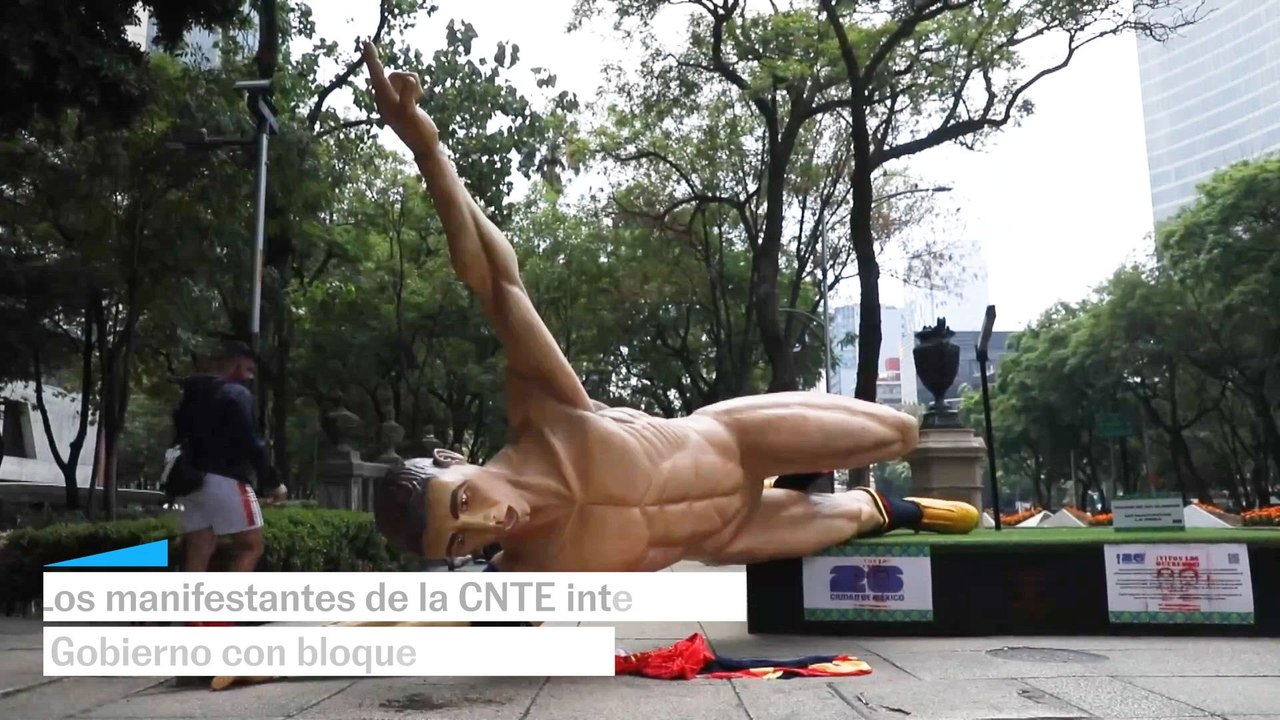 CNTE tumba estatuas de futbolistas en Reforma