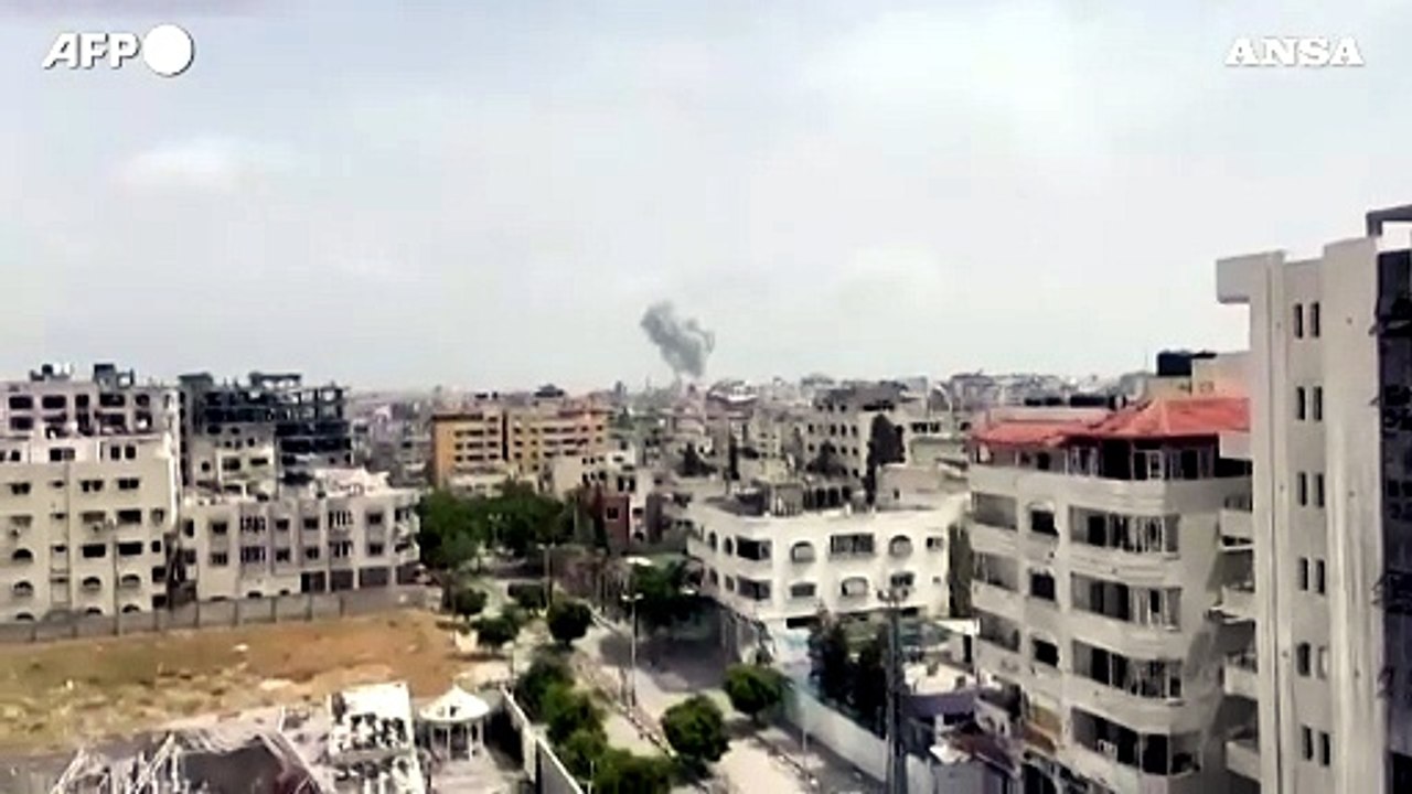 Gaza, colonne di fumo si alzano tra i palazzi della citta'