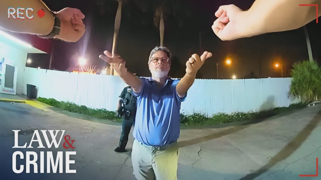 Un directeur d’école en Floride peine avec l’alphabet lors d’une arrestation pour alcool