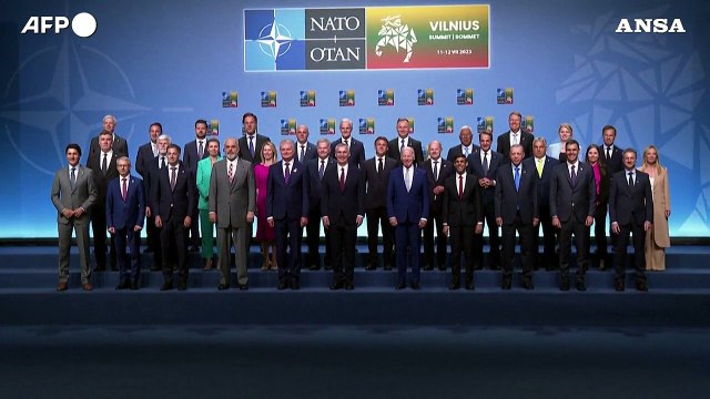 Vertice Nato a Vilnius, i leader posano per la foto di gruppo