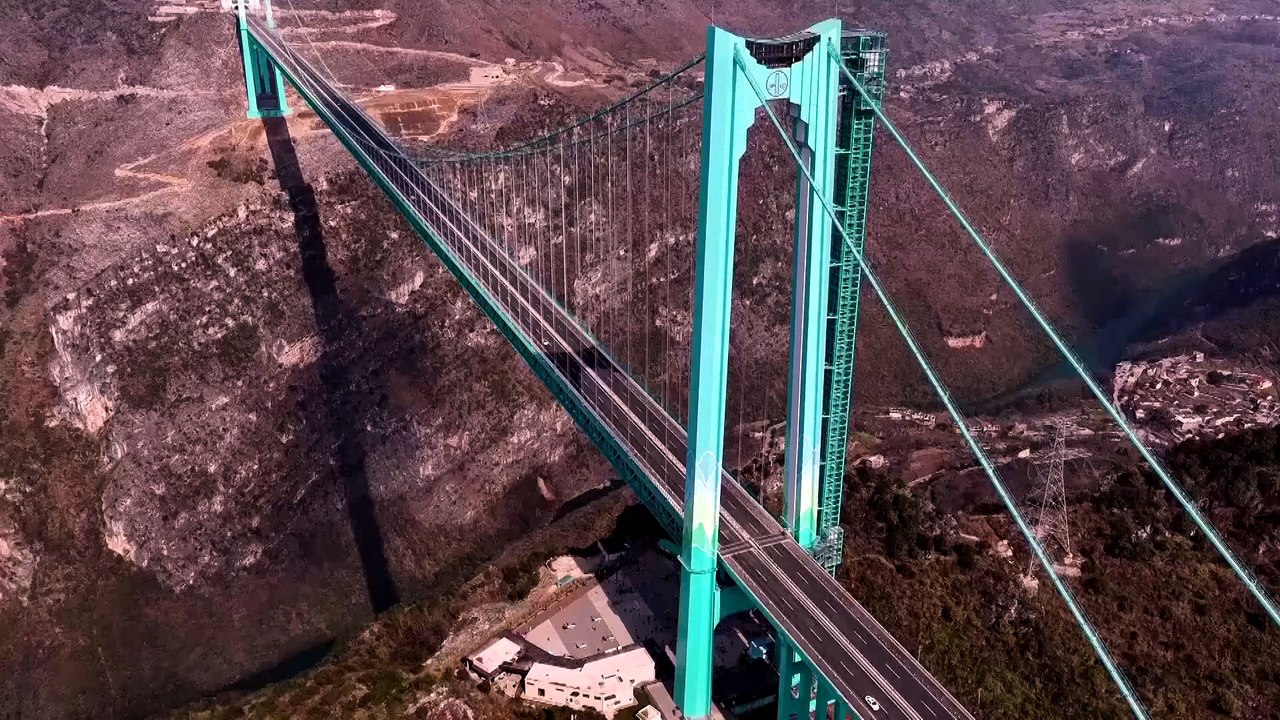Самый высокий мост Китая привлекает миллионы туристов