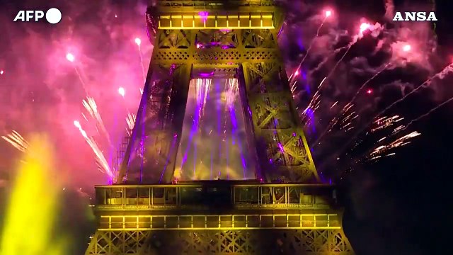 Francia, grandi festeggiamenti per il 14 luglio: fuochi d'artificio sulla Tour Eiffel