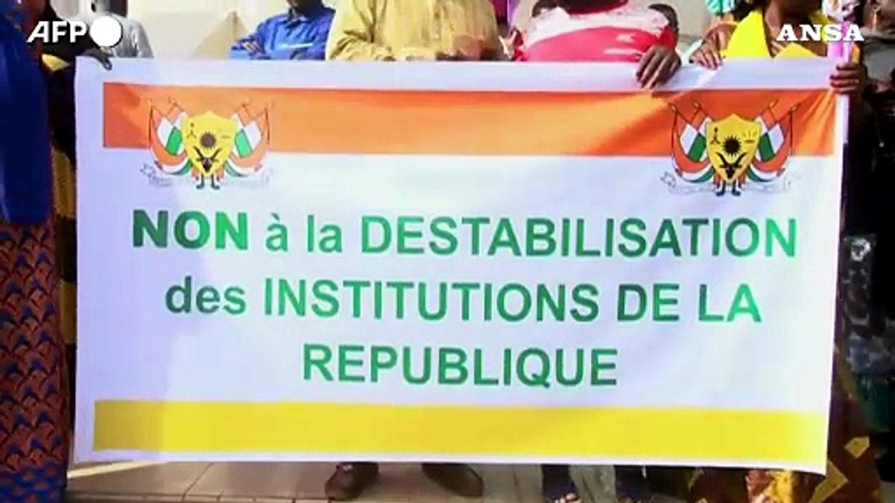 Golpe in Niger, sostenitori del presidente Bazoum protestano per il suo arresto