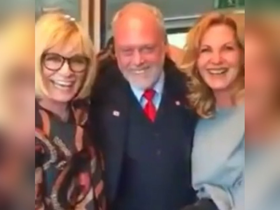 Schlagersängerin mary roos feiert lustige zugfahrt