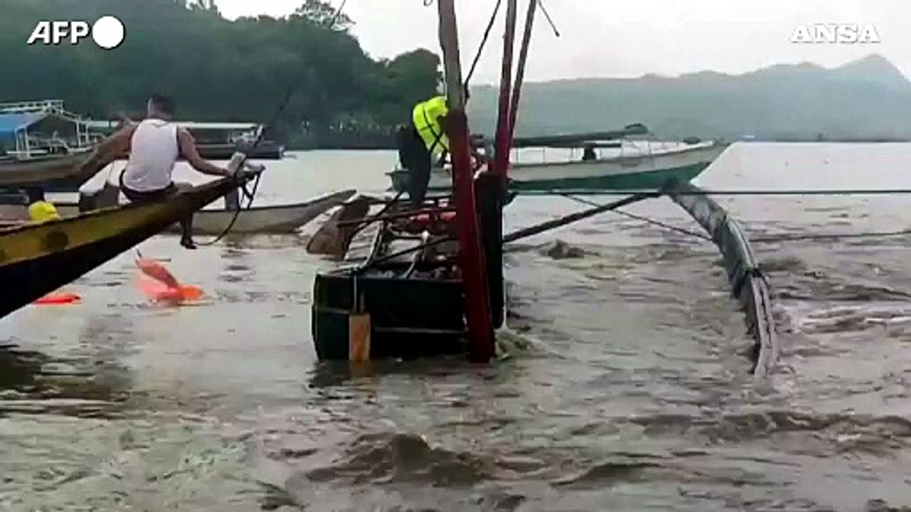 Si rovescia una barca in un lago nelle Filippine, 23 morti
