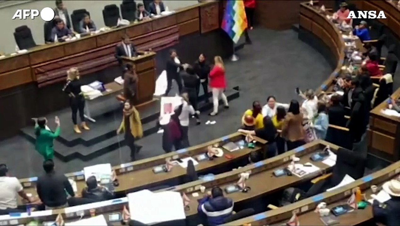 Bolivia, lite tra deputati in parlamento: rissa con spintoni e urla durante una seduta