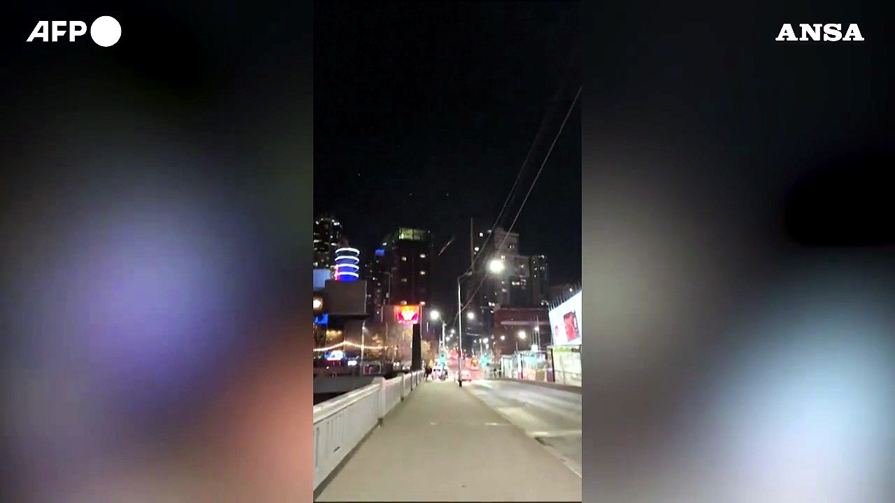 Scia luminosa nel cielo di Melbourne, probabilmente detriti di un razzo russo