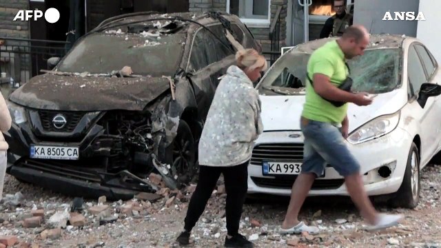 Ucraina, colpito un palazzo a Kiev: un morto e 4 feriti