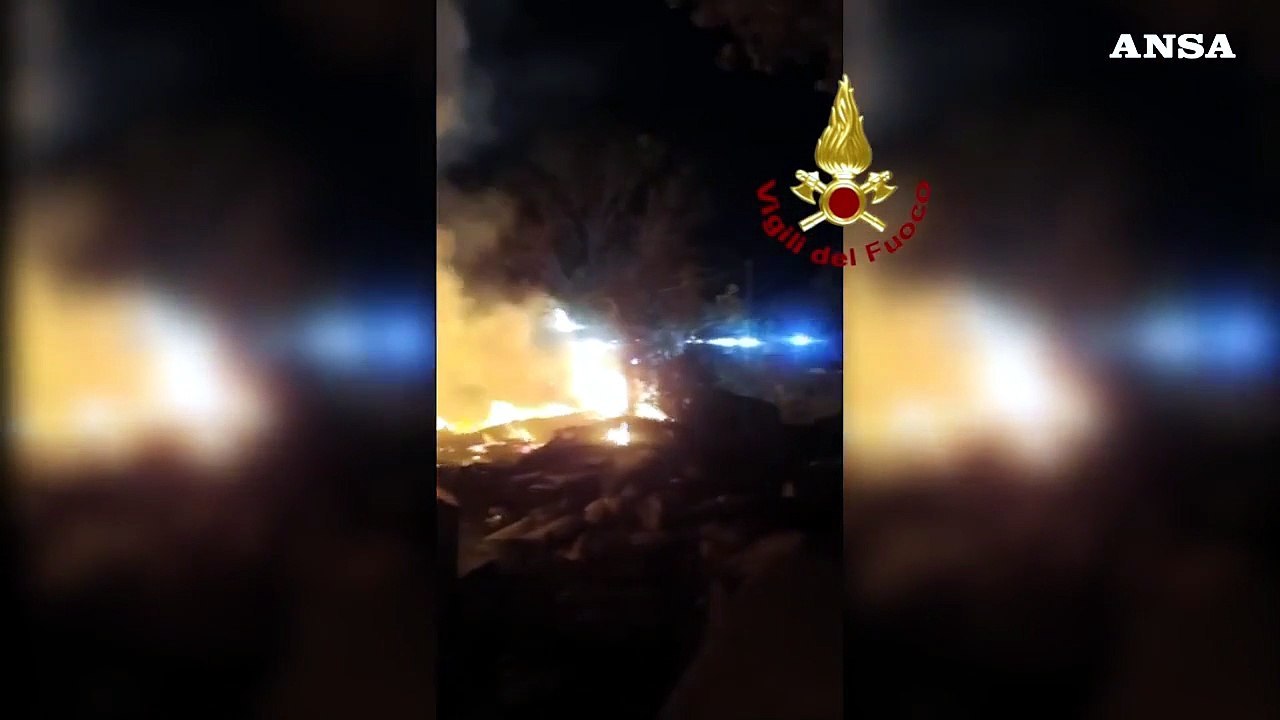 Incendio a Roma, a fuoco rifiuti e baracche in una discarica abusiva: pompieri al lavoro