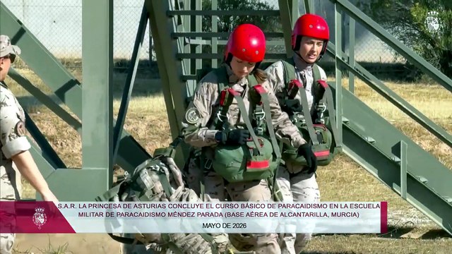 La princesa Leonor realiza su primer salto en paracaídas