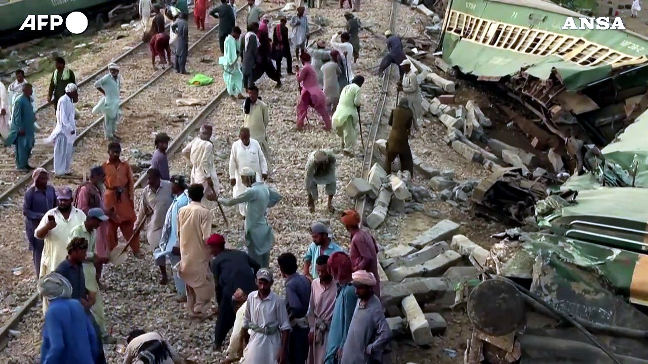 Treno deragliato in Pakistan, volontari al lavoro per ripulire il luogo dell'incidente