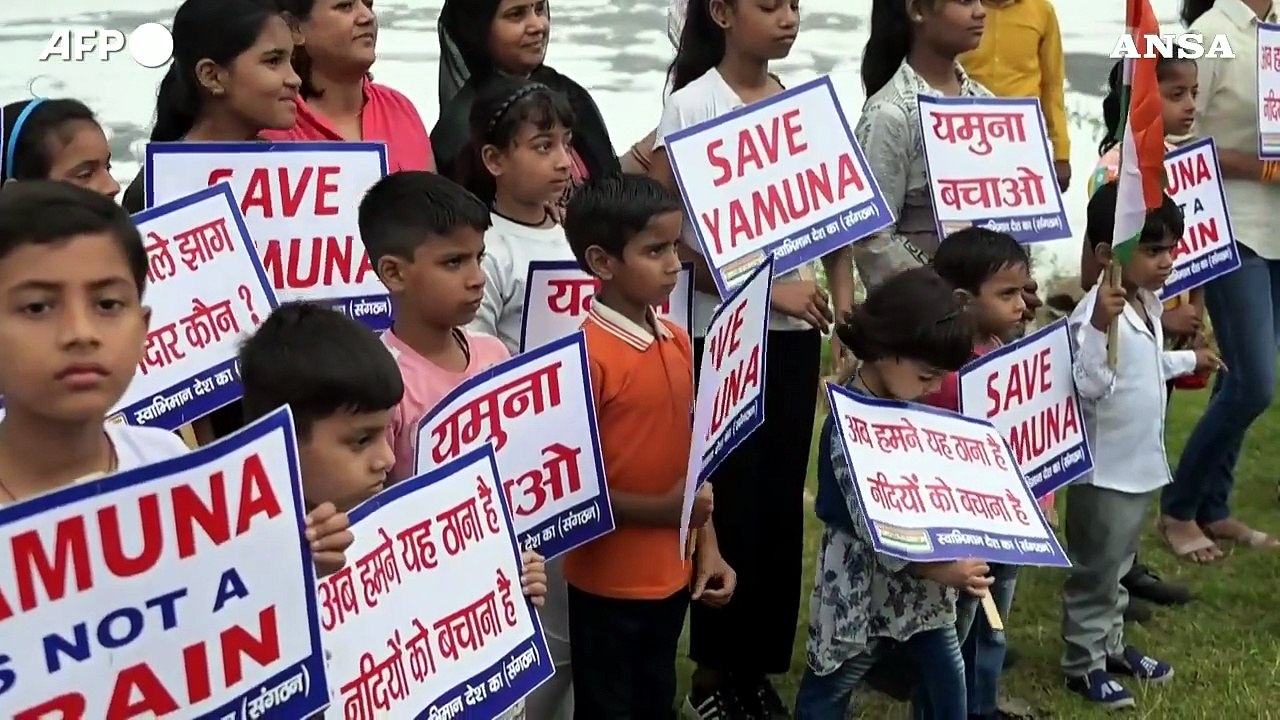 India, una catena umana per salvare lo Yamuna dall'inquinamento