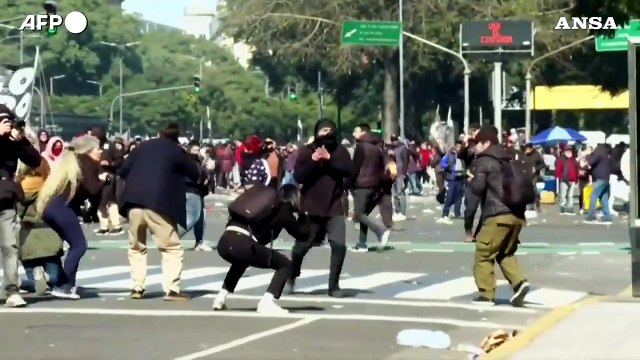Morte giornalista in Argentina, disordini e scontri tra manifestanti e polizia