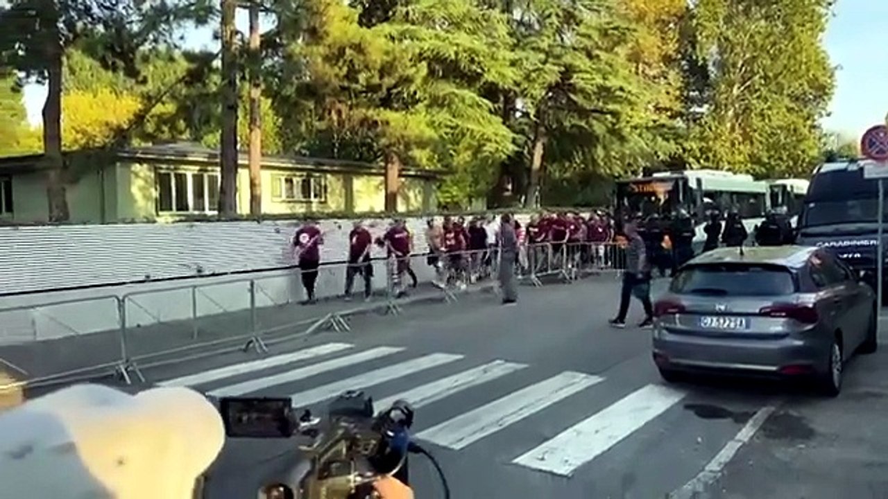 L'arrivo (in ritardo) dei tifosi reggiani allo stadio. Settore ospiti strapieno