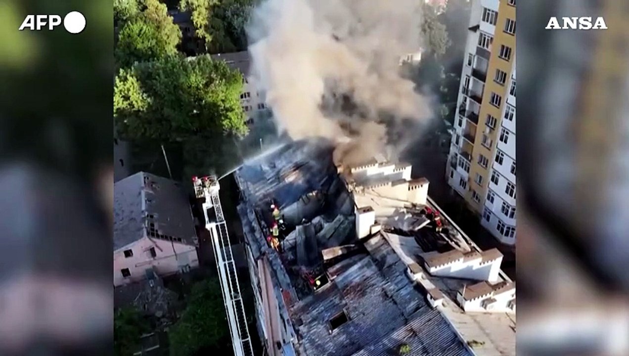 Ucraina, vigili del fuoco spengono le fiamme su tetto di palazzo a Leopoli