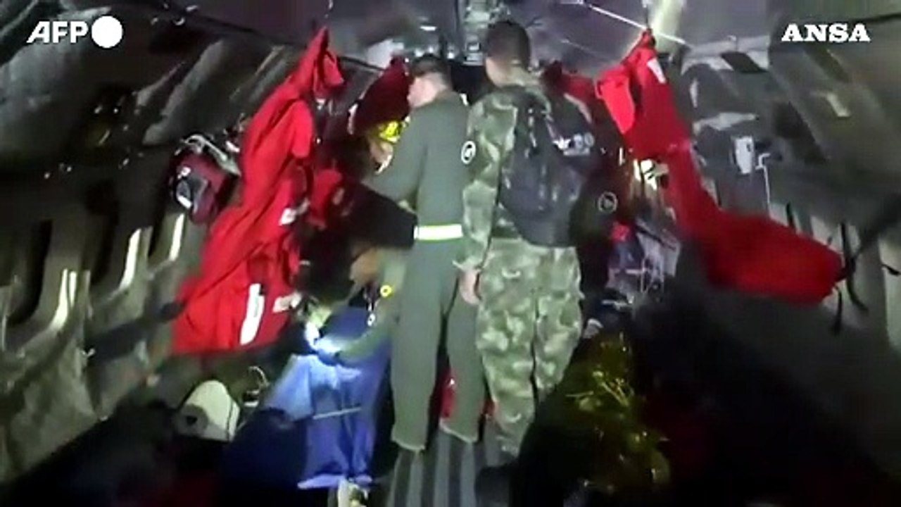 Colombia, i bambini persi per 40 giorni nella giungla ricevono cure su un aereo militare