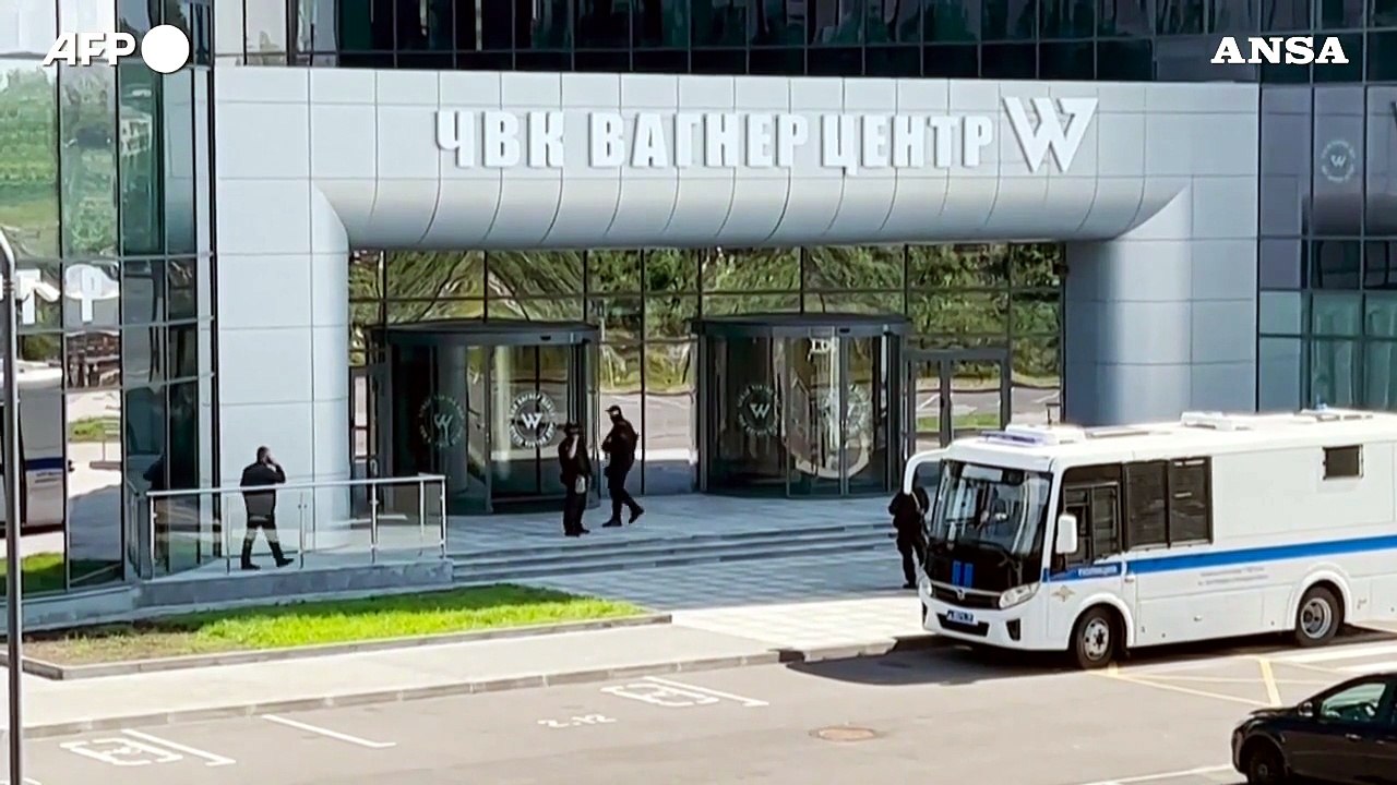 Russia, la polizia presidia l'ingresso degli uffici della Wagner a San Pietroburgo