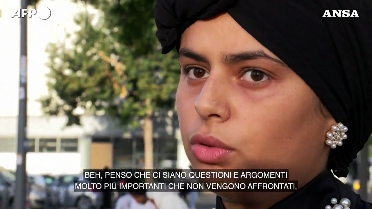 Abaya vietata nelle scuole in Francia, gli studenti: "Non e' un indumento religioso"
