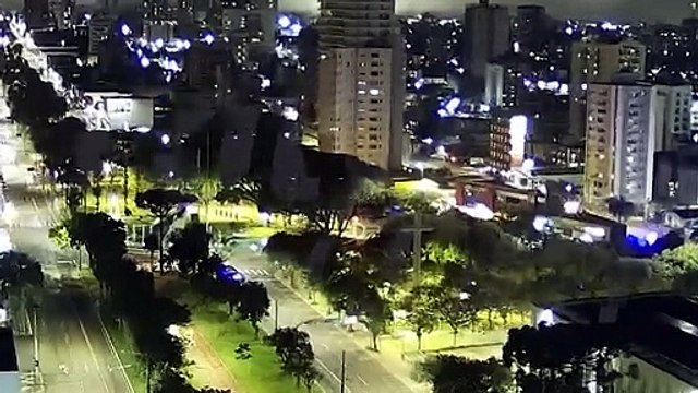 Câmera da CATVE flagra momento de acidente entre ônibus em Cascavel