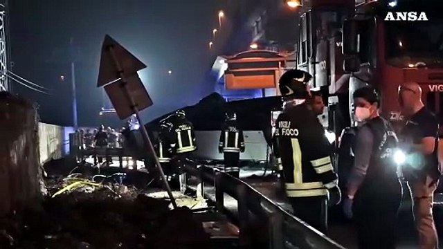 Bus precipitato a Mestre, i soccorritori al lavoro sul luogo dell'incidente