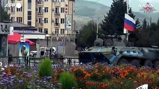 Nagorno-Karabakh, soldati russi a Stepanakert: carri armati tra le strade deserte
