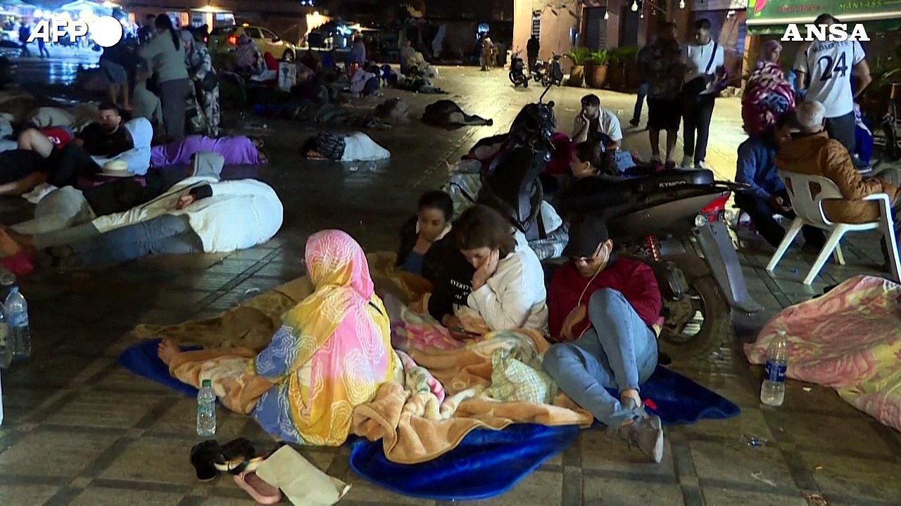 Terremoto in Marocco, a Marrakech la gente passa la notte in strada