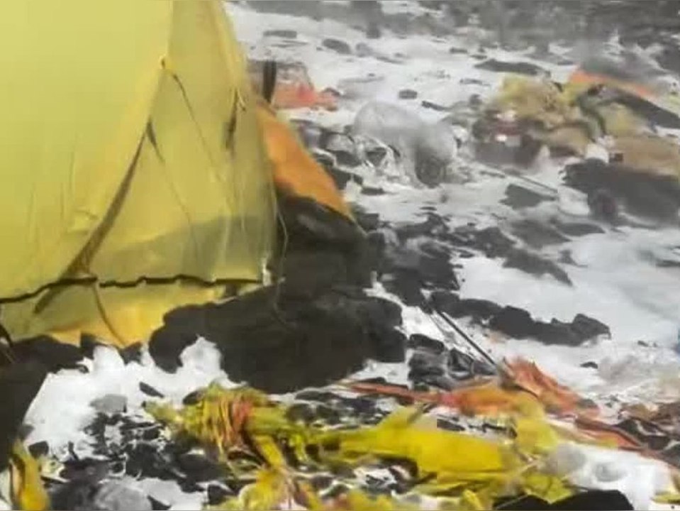 Auf dem mount everest stapelt sich der müll